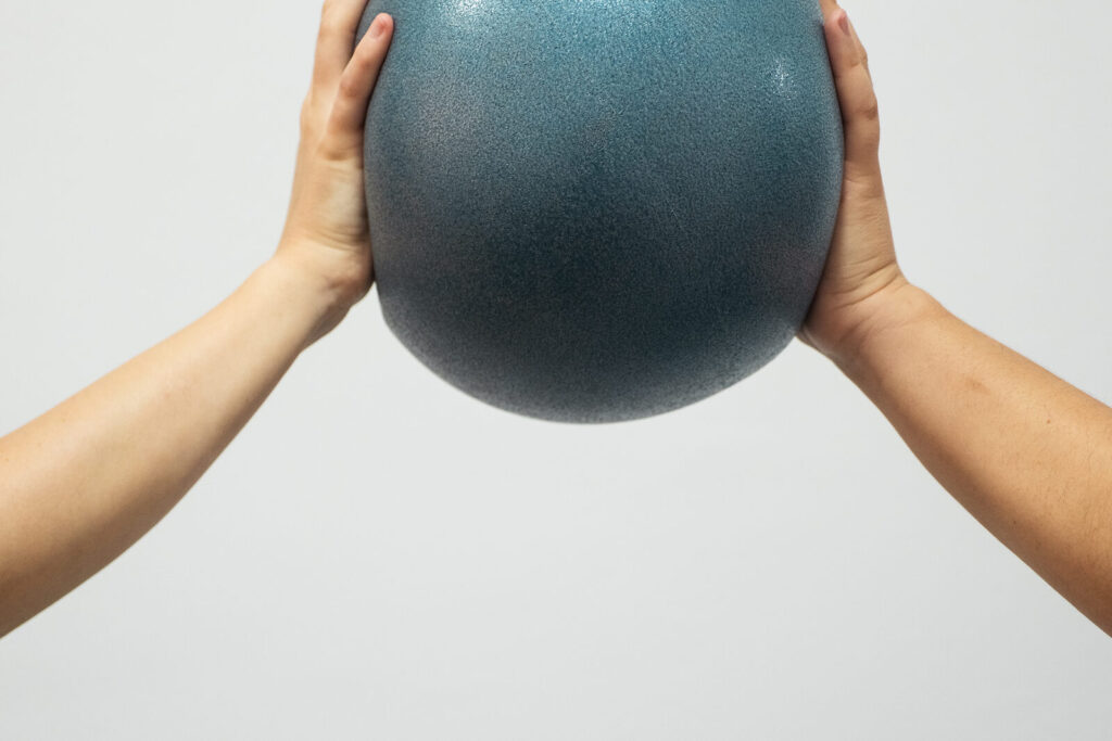 Ejercicio terapéutico con pelota en Clínica Restaura, Villalbilla